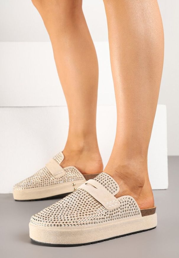 Renee - Beżowe Klapki Ozdobione Paskiem i Cyrkoniami Aludessa. Okazja: na co dzień. Kolor: beżowy. Materiał: jeans. Wzór: ażurowy, aplikacja. Obcas: na płaskiej podeszwie. Styl: casual, elegancki