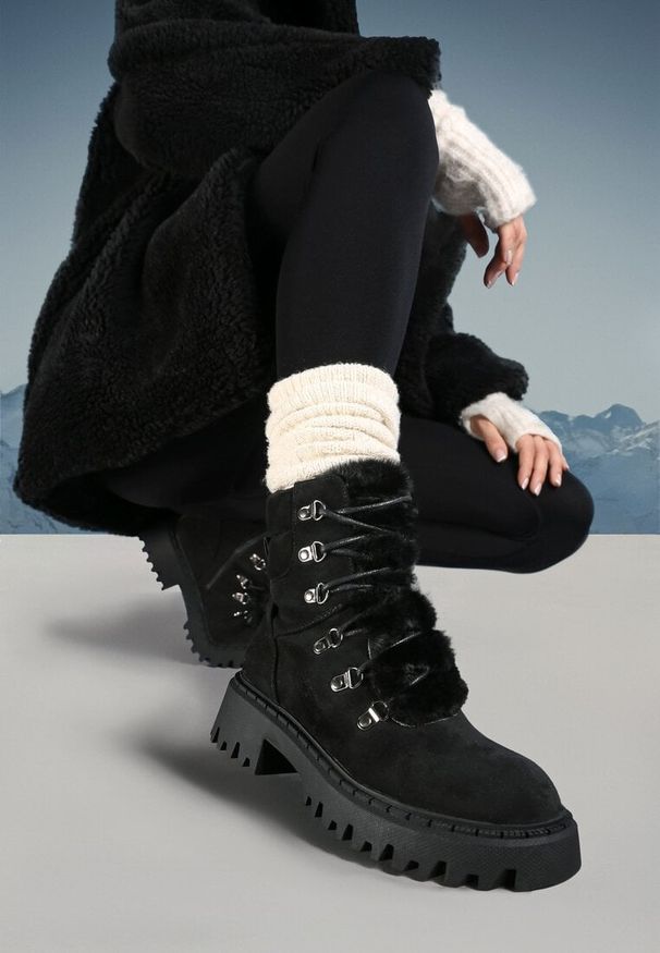 Born2be - Czarne Sznurowane Traperki z Ekozamszu z Futerkiem na Języku Mestiara. Zapięcie: zamek. Kolor: czarny. Materiał: futro. Wzór: aplikacja. Obcas: na płaskiej podeszwie