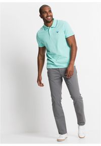 bonprix - Koszulka polo z czystej bawełny organicznej piqué. Typ kołnierza: polo. Kolor: zielony. Materiał: bawełna. Długość rękawa: krótki rękaw. Długość: krótkie. Wzór: nadruk. Styl: sportowy #3