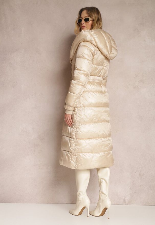 Renee - Jasnobeżowa Kurtka Długa z Szerokim Kołnierzem i Paskiem Dzerassa. Kolor: beżowy. Długość: długie. Wzór: aplikacja