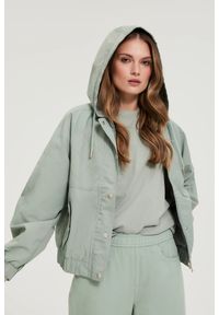 MOODO - Krótka kurtka oliwkowa. Kolor: oliwkowy. Materiał: bawełna, poliamid. Długość: krótkie #1