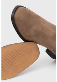 Answear Lab Kozaki damskie kolor beżowy na słupku. Nosek buta: okrągły. Kolor: beżowy. Szerokość cholewki: normalna. Obcas: na słupku. Styl: wakacyjny. Wysokość obcasa: średni #3