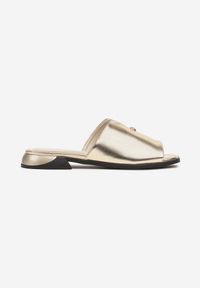 Born2be - Złote Klapki Vices z Ozdobnym Wycięciem i Aplikacją Tiladea. Okazja: na co dzień. Kolor: złoty. Wzór: aplikacja. Styl: elegancki, casual