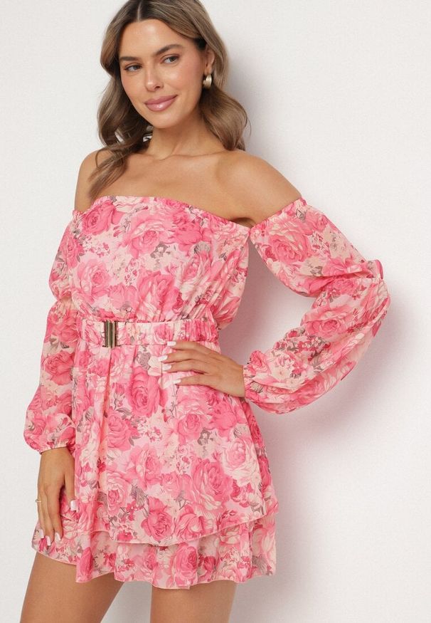 Born2be - Różowa Wiskozowa Sukienka Hiszpanka z Falbanami i Paskiem w Kwiaty Virmoi. Okazja: na spacer, na co dzień. Typ kołnierza: dekolt hiszpanka. Kolor: różowy. Materiał: wiskoza. Wzór: kwiaty. Typ sukienki: proste. Styl: casual