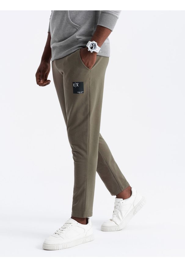 Ombre Clothing - Spodnie dresowe męskie z logotypem – oliwkowe V4 - Rozmiar: XL. Kolor: oliwkowy. Materiał: dresówka. Wzór: nadruk. Styl: elegancki