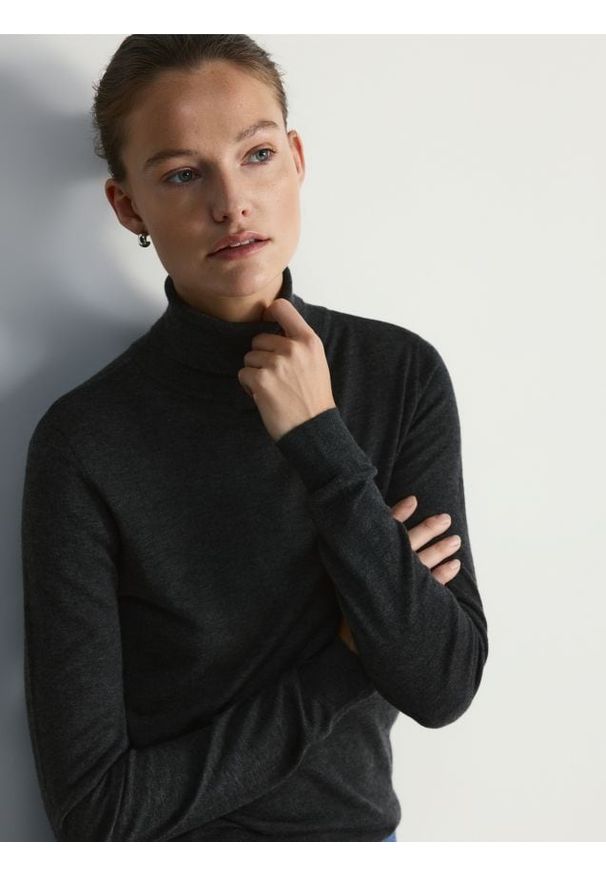 Reserved - Golf z wełną - ciemnoszary. Typ kołnierza: golf. Kolor: szary. Materiał: wełna