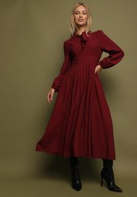 Born2be - Bordowa Wiskozowa Plisowana Sukienka z Wiązaniem Asorrise. Okazja: na co dzień. Kolor: czerwony. Materiał: wiskoza. Styl: casual, elegancki