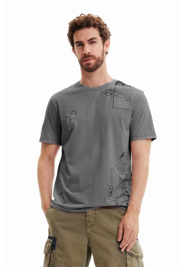 Desigual t-shirt bawełniany kolor czarny z nadrukiem. Okazja: na co dzień. Kolor: szary. Materiał: bawełna. Długość rękawa: krótki rękaw. Długość: krótkie. Wzór: nadruk. Styl: casual, klasyczny