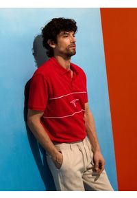 Sinsay - Bawełniane polo z haftem - czerwony. Typ kołnierza: polo. Kolor: czerwony. Materiał: bawełna. Wzór: haft #1