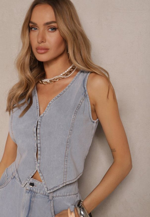 Renee - Jasnoniebieski Jeansowy Komplet z Wiskozy Kamizelka i Zwiewna Spódnica Calmoi. Kolor: niebieski. Materiał: wiskoza, jeans