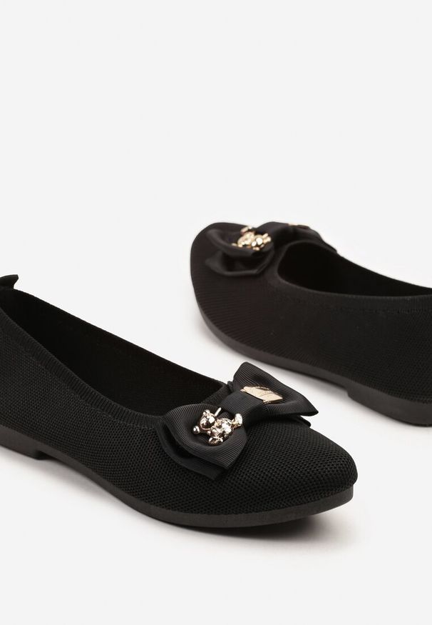 Renee - Czarne Balerinki Ozdobione Metalicznymi Aplikacjami i Kokardą Bretella. Okazja: na co dzień. Kolor: czarny. Materiał: jeans. Wzór: aplikacja. Styl: klasyczny, casual