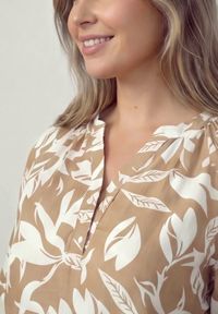 Born2be - Jasnobeżowa Pudełkowa Sukienka z Wiskozy w Roślinny Wzór z Guzikami przy Dekolcie Acosia. Okazja: na co dzień. Kolekcja: plus size. Kolor: beżowy. Materiał: wiskoza. Typ sukienki: proste, dla puszystych. Styl: elegancki, klasyczny, casual #4