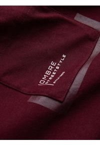 Ombre Clothing - Bawełniany męski t-shirt z nadrukiem na kieszonce – bordowy V2. Okazja: na co dzień. Kolor: czerwony. Materiał: bawełna. Wzór: nadruk. Styl: casual #3
