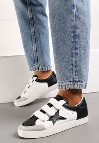 Born2be - Czarno-Białe Sneakersy na Rzepy ze Zdobieniami z Brokatu Mappe. Nosek buta: okrągły. Zapięcie: rzepy. Kolor: czarny. Materiał: materiał. Wzór: aplikacja. Obcas: na obcasie. Wysokość obcasa: niski #6