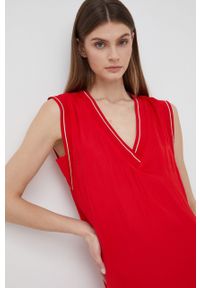Pepe Jeans sukienka Matilda kolor czerwony midi prosta. Okazja: na co dzień. Kolor: czerwony. Materiał: tkanina. Wzór: gładki. Typ sukienki: proste. Styl: casual. Długość: midi #2