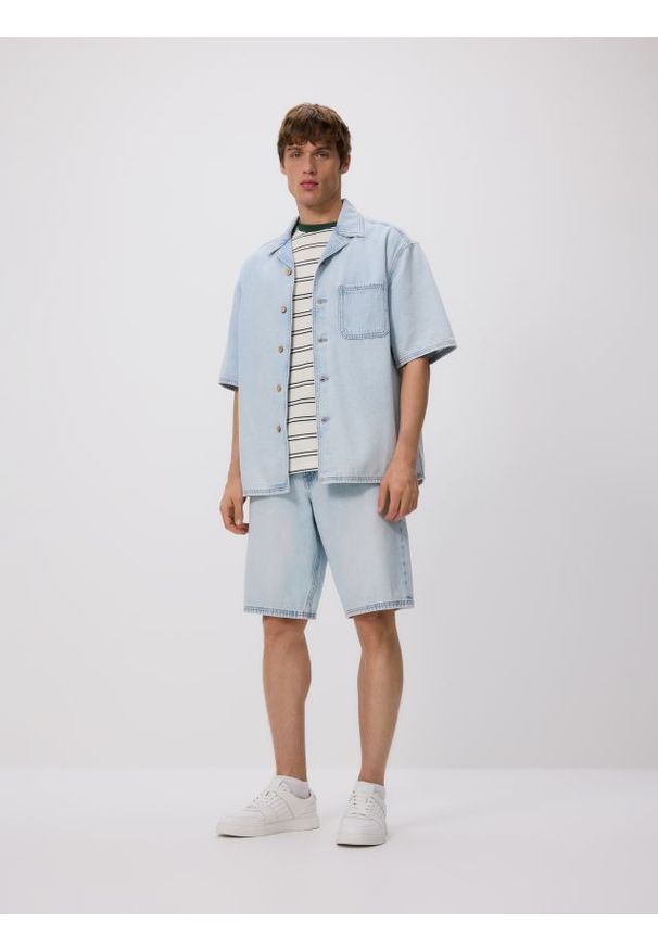 Reserved - Jeansowa koszula regular fit - niebieski. Kolor: niebieski. Materiał: jeans