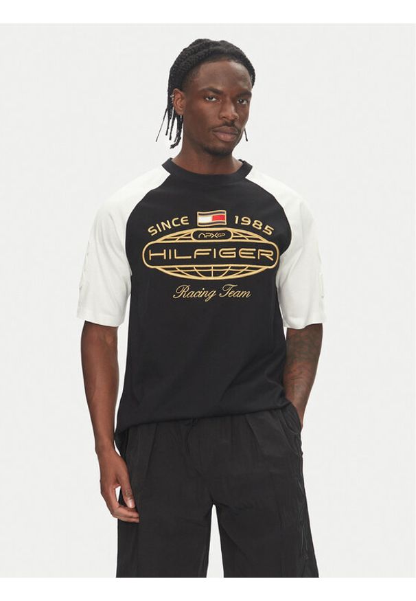 TOMMY HILFIGER - Tommy Hilfiger T-Shirt F1 Movie MW0MW41389 Czarny Regular Fit. Kolor: czarny. Materiał: bawełna