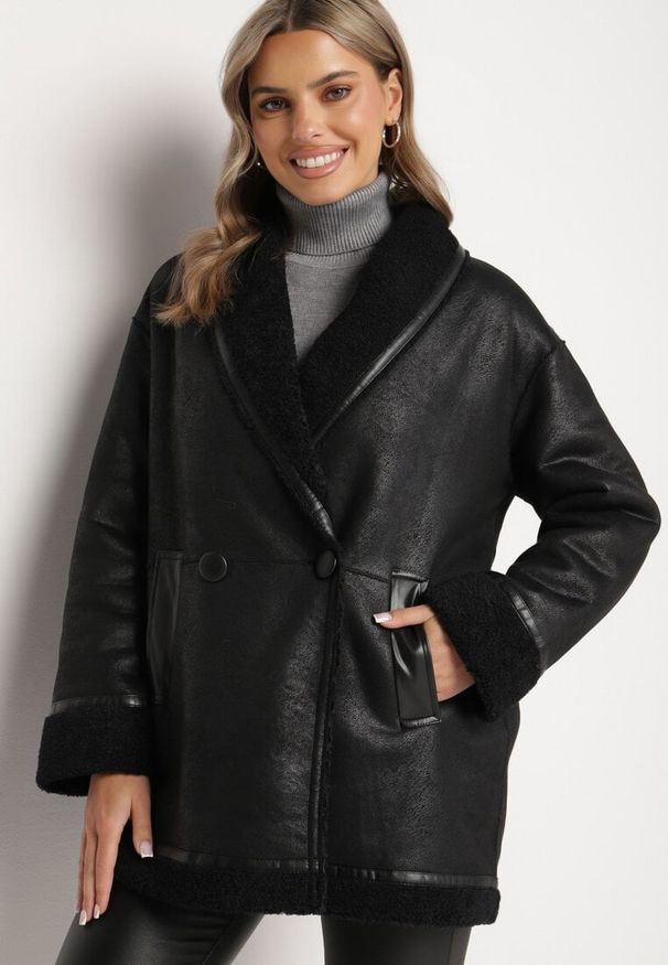 Born2be - Czarna Kurtka Biker o Kroju Marynarki Ocieplona Futerkiem Typu Baranek Saliria. Okazja: na co dzień. Kolor: czarny. Materiał: futro. Styl: elegancki, casual