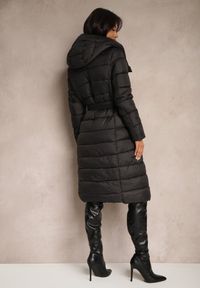 Renee - Czarna Długa Kurtka Pikowana z Paskiem Mocno Ocieplana Calsemi. Okazja: na co dzień. Kolor: czarny. Materiał: jeans, futro, dzianina. Długość: długie. Sezon: zima. Styl: casual, elegancki