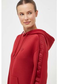 Guess bluza damska kolor czerwony z kapturem z nadrukiem. Typ kołnierza: kaptur. Kolor: czerwony. Materiał: materiał, dzianina, wiskoza. Wzór: nadruk