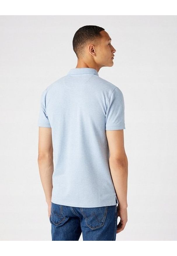 Wrangler - WRANGLER REFINED POLO MĘSKA KOSZULKA LOGO DELLA ROBIA BLUE W7H7KEB40 112146343. Typ kołnierza: polo