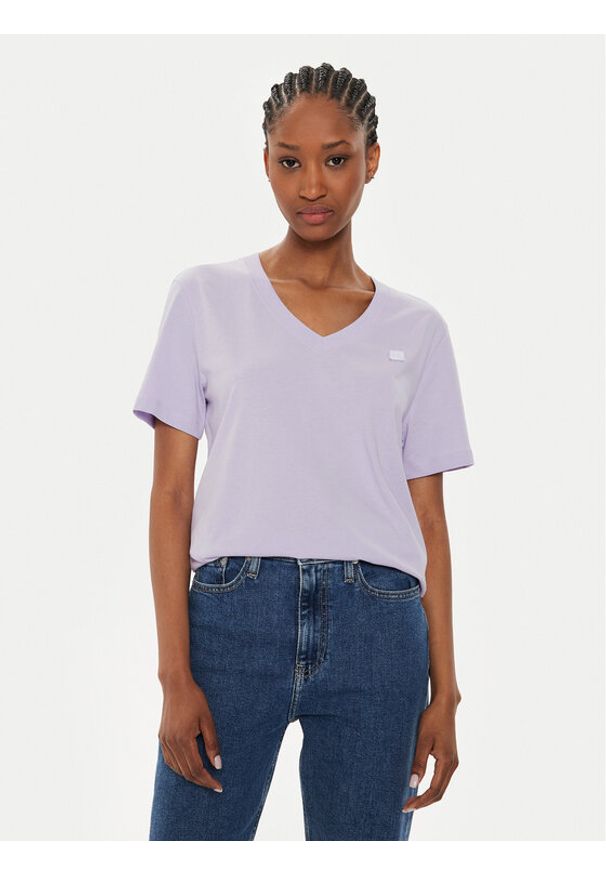 Calvin Klein Jeans T-Shirt Embro Badge J20J222560 Fioletowy Regular Fit. Kolor: fioletowy. Materiał: bawełna