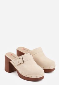 Born2be - Beżowe Klapki na Obcasie Typu Chodaki Ozdobione Nitami i Klamrami Herminna. Okazja: na co dzień. Kolor: beżowy. Materiał: jeans. Wzór: aplikacja. Obcas: na obcasie. Styl: casual, elegancki, klasyczny. Wysokość obcasa: średni #7