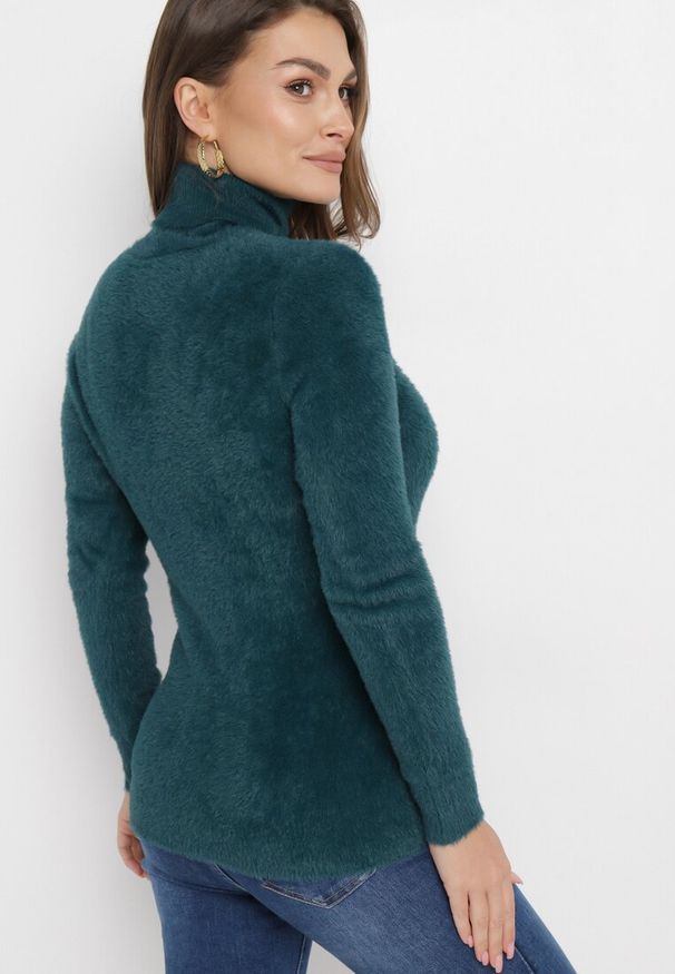 Born2be - Ciemnozielony Elastyczny Golf z Puszystej Tkaniny z Wełną Doulcet. Typ kołnierza: golf. Kolekcja: plus size. Kolor: zielony. Materiał: wełna, tkanina