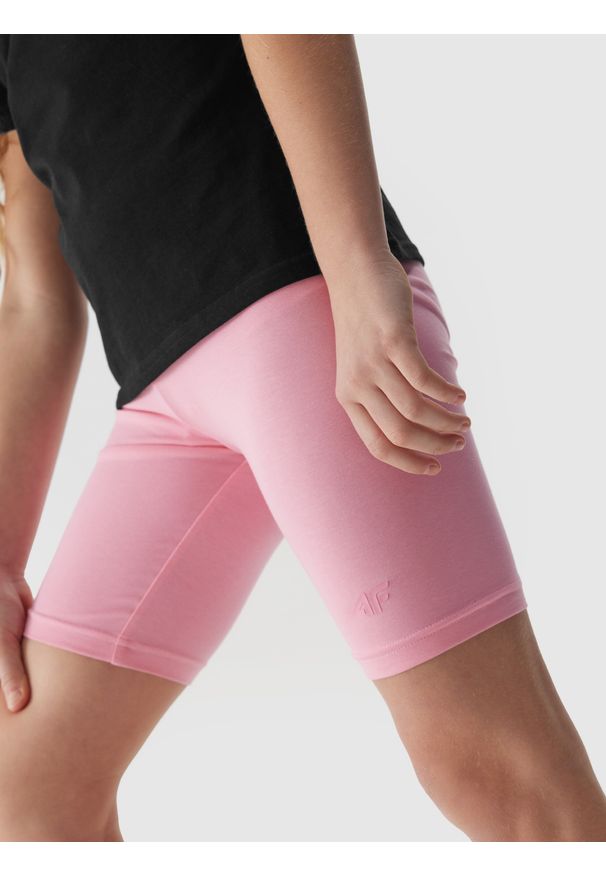 4f - 4F Legginsy kolarki dzianinowe dziewczęce - jasny róż 134/140 (8-10 lat). Okazja: na co dzień. Stan: obniżony. Kolor: różowy. Materiał: dzianina. Długość: krótkie. Wzór: ze splotem, jednolity, gładki. Sezon: lato. Styl: sportowy, casual