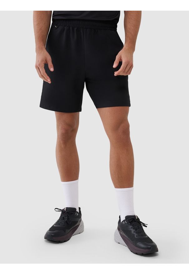 4f - 4F Spodenki treningowe szybkoschnące męskie - czarne XL. Kolor: czarny. Materiał: elastan, materiał, włókno, dzianina, syntetyk. Długość: krótkie. Wzór: jednolity, gładki, ze splotem. Sport: fitness