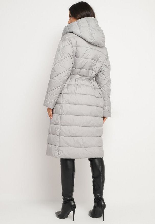 Born2be - Szara Pikowana Kurtka z Kapturem Wiązanym Paskiem i Zapięciem na Napy Tilinia. Okazja: na spacer. Typ kołnierza: kaptur. Kolor: szary. Materiał: jeans. Sezon: zima. Styl: elegancki