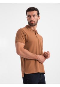 Ombre Clothing - Męska koszulka polo jednokolorowa BASIC z dzianiny pique - brązowa V23. Okazja: na co dzień. Typ kołnierza: polo. Kolor: brązowy. Materiał: dzianina. Wzór: haft, aplikacja, jednolity. Styl: sportowy, wizytowy, casual #2