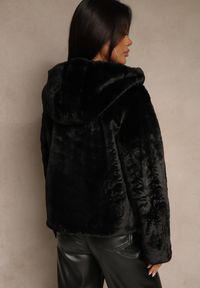Renee - Czarna Kurtka Futerko z Kapturem w Casualowym Stylu Nundrie. Okazja: na co dzień. Typ kołnierza: kaptur. Kolor: czarny. Materiał: futro. Wzór: aplikacja. Styl: casual #5