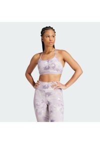 Adidas - Biustonosz Aeroreact Training Essentials Light Support Tie-Dye Flower-Print. Kolor: fioletowy, różowy, wielokolorowy. Materiał: materiał. Wzór: nadruk. Sport: fitness
