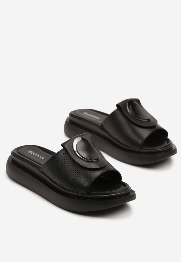 Renee - Czarne Klapki Skórzane z Ozdobnym Paskiem Xirania. Okazja: na co dzień. Kolor: czarny. Materiał: skóra. Sezon: lato. Styl: elegancki, casual