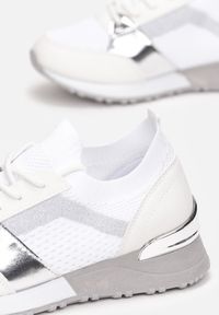 Born2be - Białe Sneakersy Ryrana. Nosek buta: okrągły. Kolor: biały. Materiał: materiał, lakier. Szerokość cholewki: normalna. Wzór: aplikacja, gładki #6