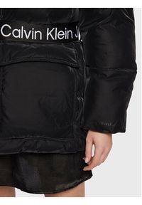 Calvin Klein Jeans Kurtka puchowa J20J219845 Czarny Oversize. Kolor: czarny. Materiał: syntetyk