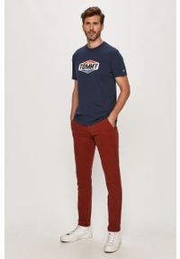 Tommy Jeans - Spodnie DM0DM06518. Kolor: czerwony. Materiał: tkanina, bawełna, elastan. Wzór: gładki #2