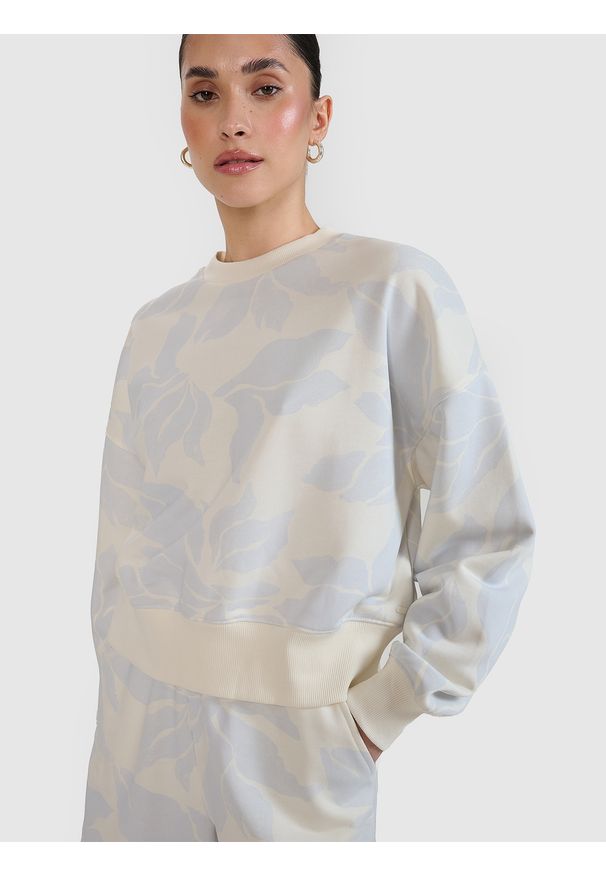 4f - 4F Bluza dresowa nierozpinana bez kaptura damska - multikolor XL. Okazja: na co dzień. Typ kołnierza: bez kaptura. Kolor: wielokolorowy. Materiał: dresówka. Wzór: ze splotem, nadruk, gładki. Styl: elegancki, casual, sportowy, klasyczny