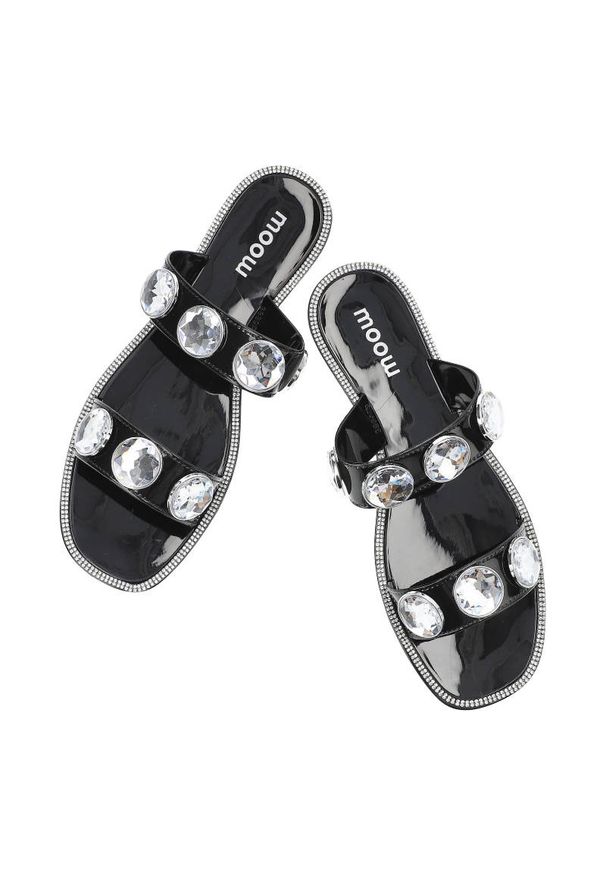 Czarne Klapki Moow Eleganckie Buty Na Lato. Okazja: na co dzień. Kolor: czarny. Materiał: skóra ekologiczna, jeans, materiał, lakier. Wzór: aplikacja, paski. Sezon: lato. Styl: elegancki