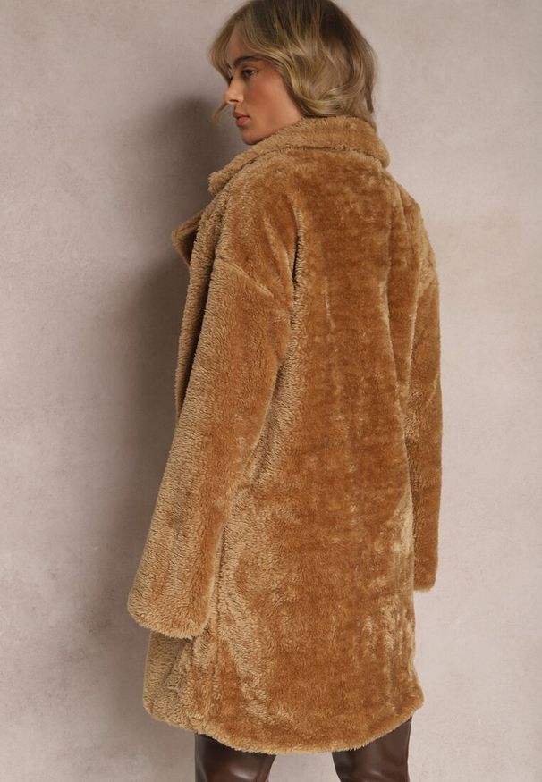 Renee - Ciemnobeżowy Płaszcz Typu Teddy z Futerka z Kieszeniami Serenzi. Kolor: beżowy. Materiał: futro