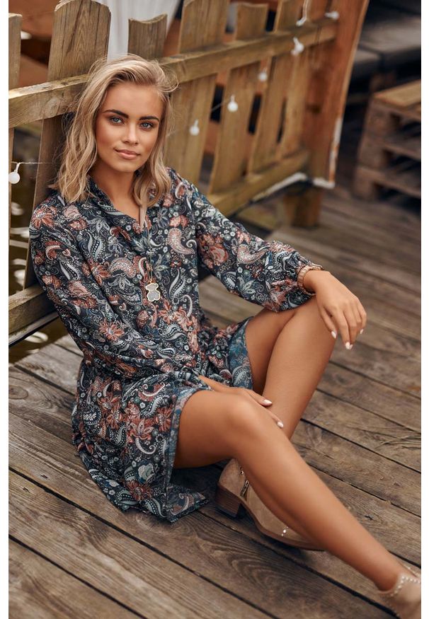 Makadamia - Romantyczna Sukienka w Kwiatowy Wzór - Model 11. Materiał: poliester. Wzór: kwiaty
