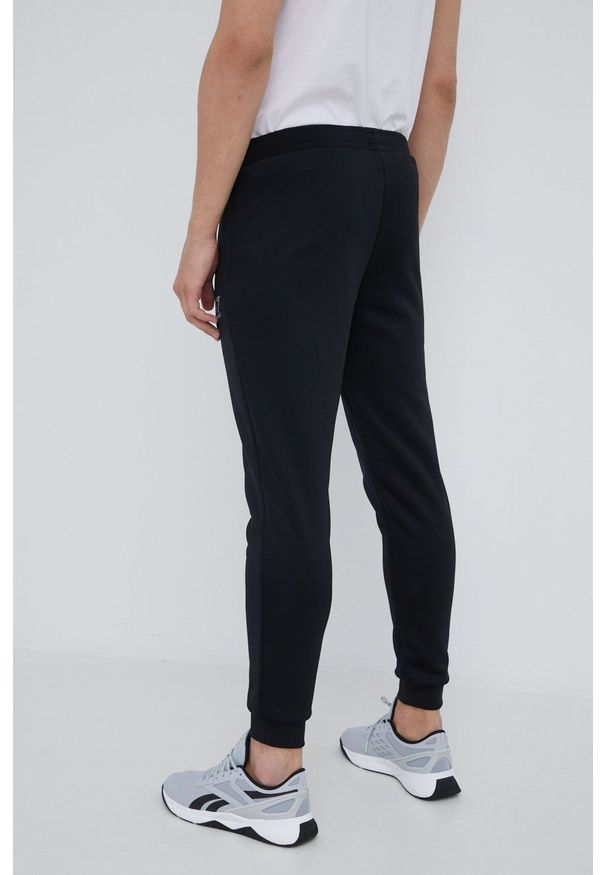 EA7 Emporio Armani spodnie dresowe męskie kolor czarny z nadrukiem. Kolor: czarny. Materiał: dresówka. Wzór: nadruk