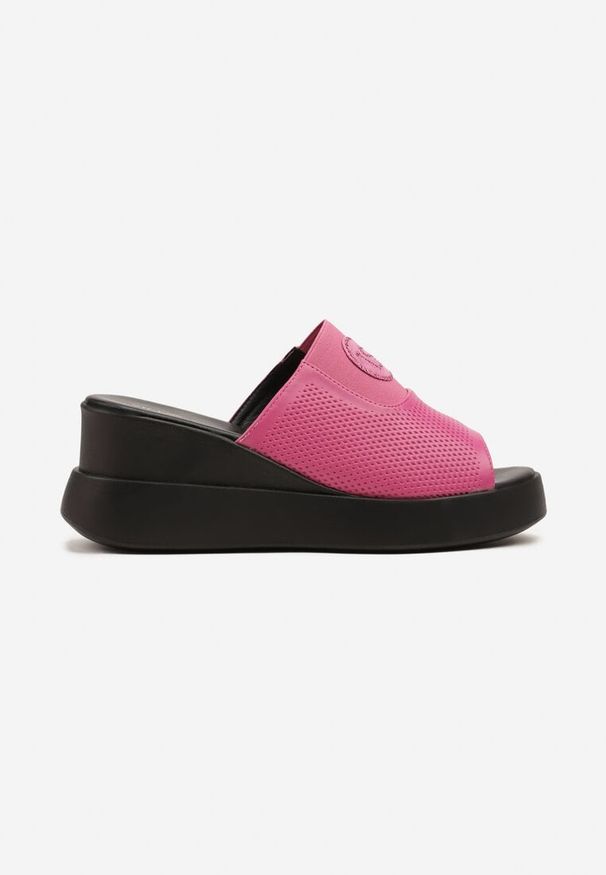 Born2be - Fuksjowe Klapki na Koturnie Vices z Perforacją Mevelissa. Okazja: na co dzień. Kolor: różowy. Wzór: kwiaty. Obcas: na koturnie. Styl: casual