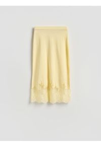 Reserved - Spódnica z koronkowym dołem - jasnożółty. Kolor: żółty. Materiał: koronka. Wzór: gładki #1