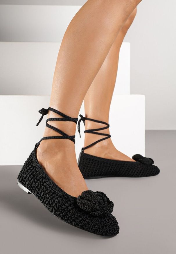 Born2be - Czarne Plecione Balerinki Vices z Aplikacją i Wiązaniem Erlemia. Okazja: na co dzień. Kolor: czarny. Wzór: aplikacja. Styl: casual, elegancki, klasyczny