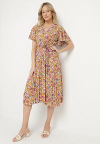 Born2be - Żółta Rozkloszowana Sukienka w Kwiaty z Kopertowym Dekoltem Plisowana Lanasira. Kolor: żółty. Wzór: kwiaty. Typ sukienki: kopertowe #1