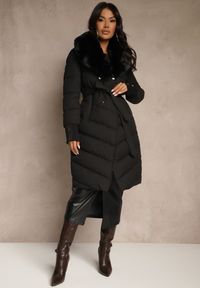 Renee - Czarna Pikowana Kurtka o Eleganckim Kroju z Futerkiem i Wiązanym Paskiem Galinessa. Kolor: czarny. Materiał: futro. Sezon: zima. Styl: elegancki #5