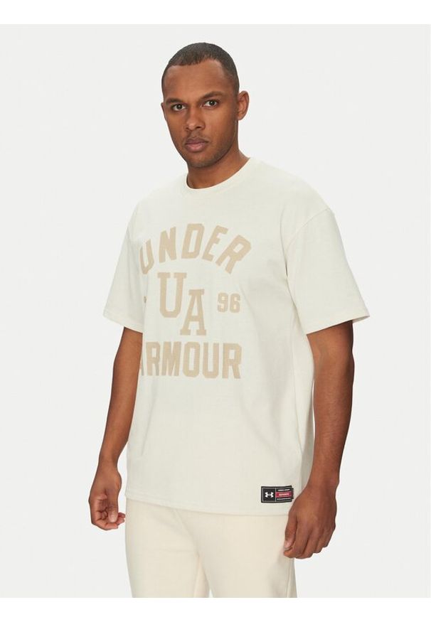 Under Armour T-Shirt Heavyweight Varsity 1390179 Beżowy Oversize. Kolor: beżowy. Materiał: bawełna, syntetyk