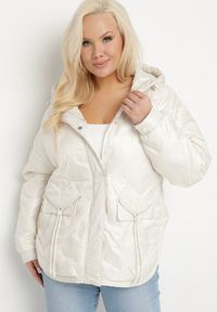 Born2be - Biała Kurtka Pikowana z Kapturem i Kieszeniami o Pudełkowym Kroju Eravinna. Okazja: na spacer. Typ kołnierza: kaptur. Kolekcja: plus size. Kolor: biały. Długość rękawa: długi rękaw. Długość: długie. Wzór: aplikacja #2